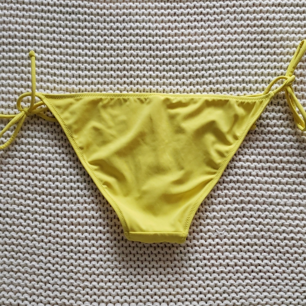 VS String Bikini - Picture 2 of 3